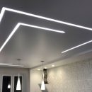 Натяжной потолок со световыми линиями – стильное решение интерьера